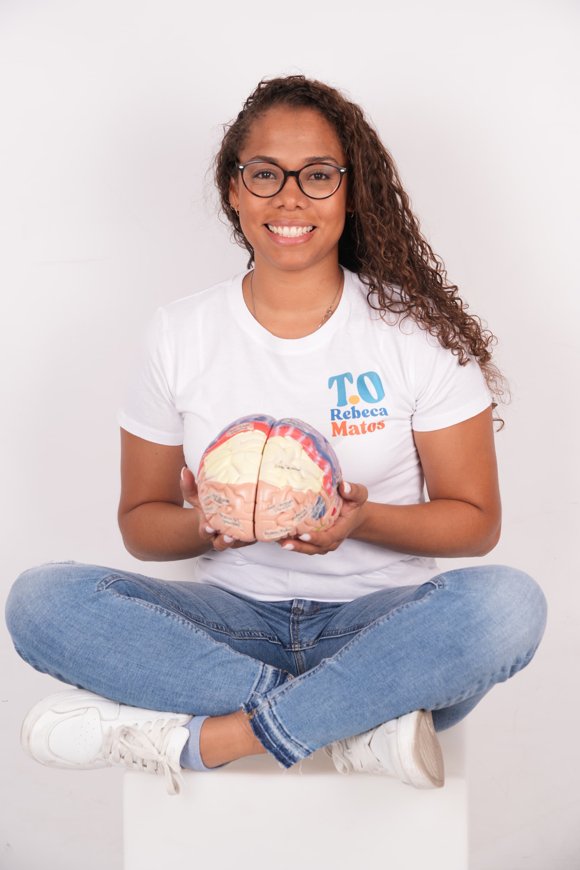 Rebeca Matos con un modelo anatómico del cerebro