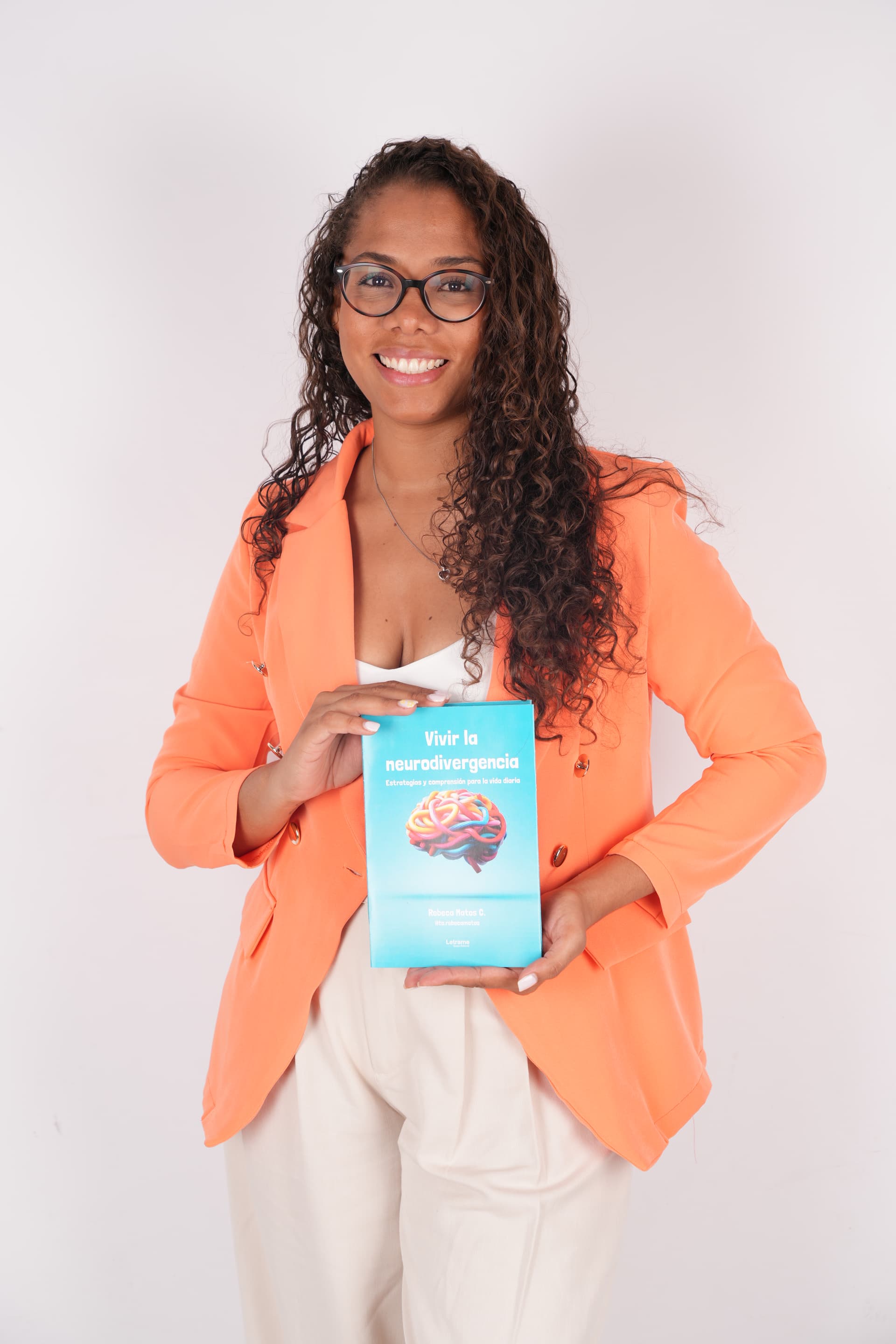Rebeca Matos sosteniendo su libro 'Vivir la neurodivergencia'